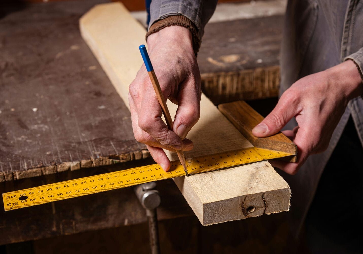 handyman measuring cut